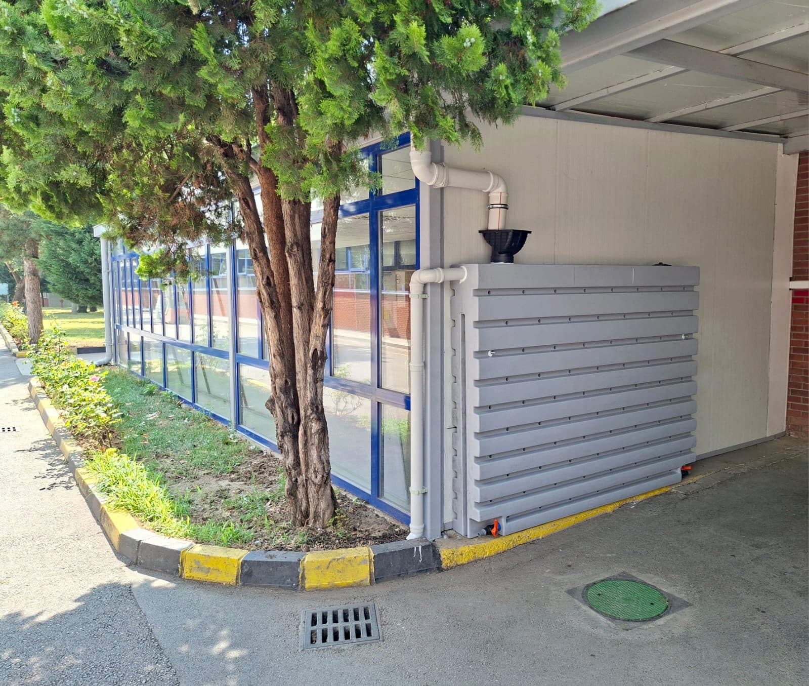 Parete Harves accanto all'ingresso, finitura grigio liscio